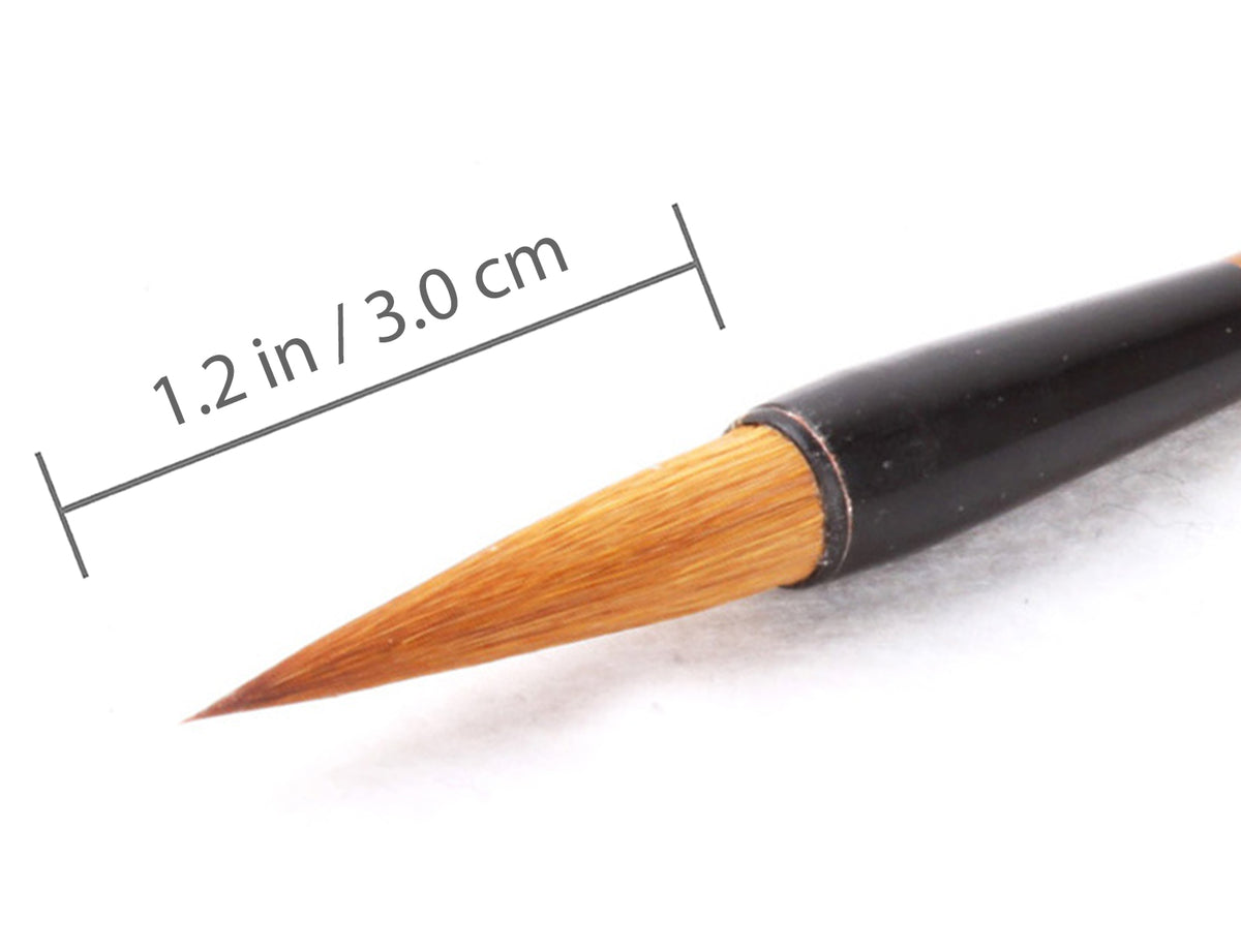 detail view of the tip of this &quot;Basic Element&quot; wolf hair brush from which you can see the beautiful natural yellow-brown color of the wolf hair 