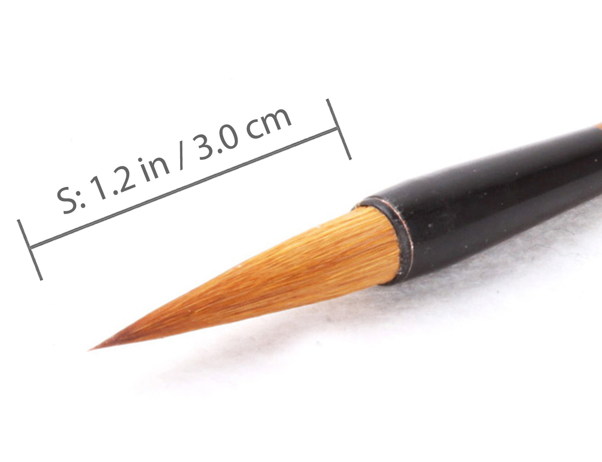 detail view of the tip of this &quot;Basic Element&quot; wolf hair brush from which you can see the beautiful natural yellow-brown color of the wolf hair 