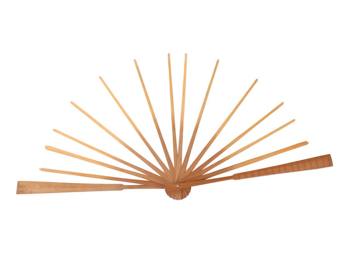 the handle of this traditional chinese do it yourself hand fan is made of bamboo which gives a nice bamboo flavour