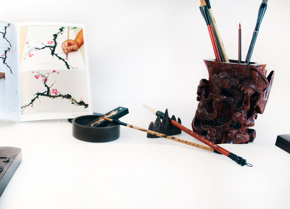 a practical and decorative item for your study room, a relief carved brush holder in the color of brown to properly store your sumi and calligraphy brushes