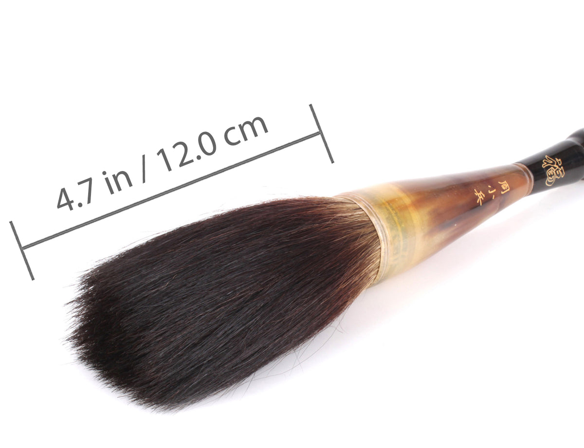 close-up picture of the tip of this happiness highland black goat hair brush for sumi-e and calligraphy with indicated dimensions in inch and centimeter