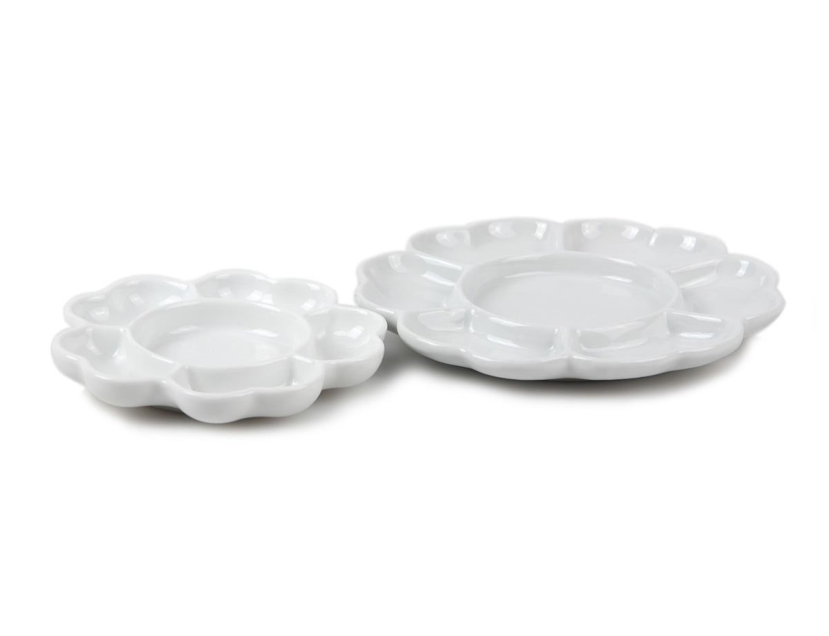 Two differently sized classic Oriental painting porcelain pallets made of white ceramic, each with 5 outer wells used to prepare Chinese water colors