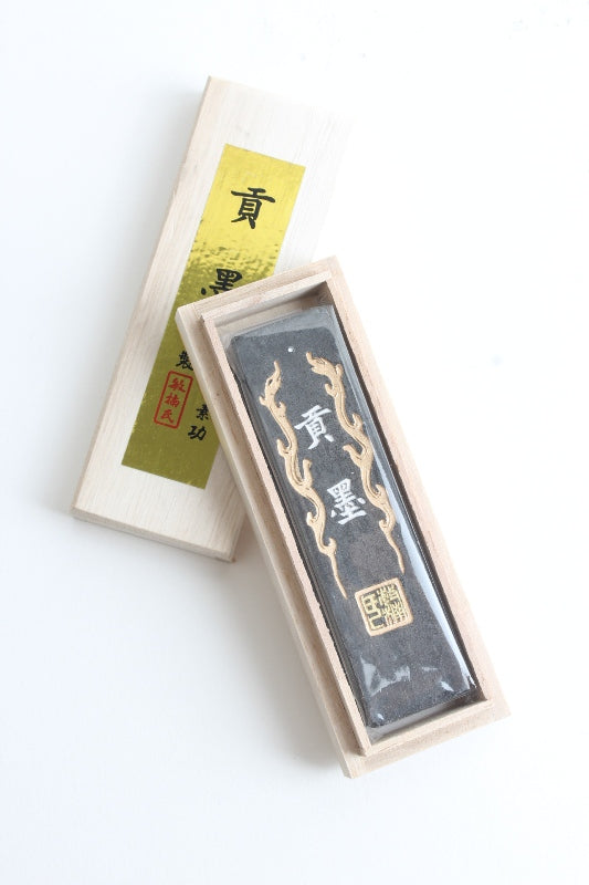 Golden Chinese characters on the back of an Oriental ink stick suitable for fineline, sumi, gongbi and lingnan painting as well as Japanese shodo and kanji calligraphy