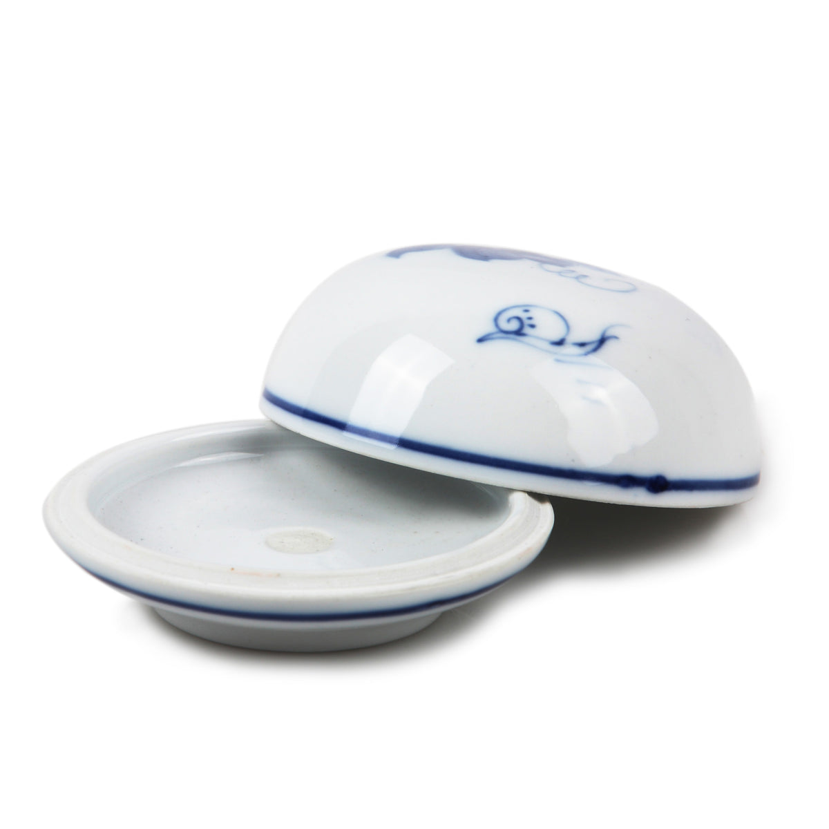 Opened Oriental seal paste container used to prevent Chinese seal paste from drying out, made of white Chinese porcelain and decorated with blue Chinese flower patterns